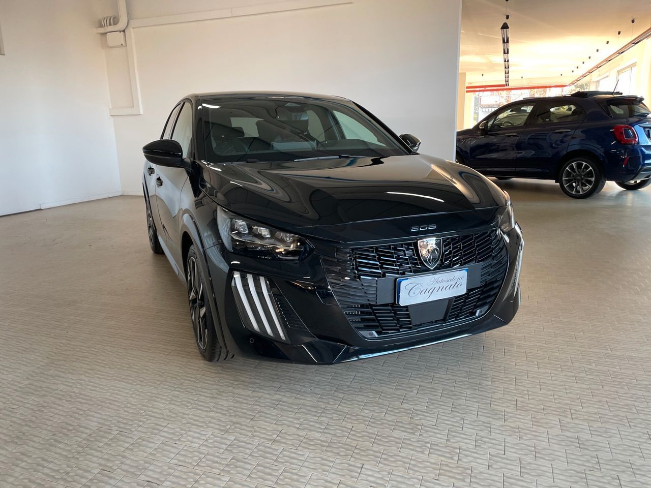 Peugeot 208 Hybrid 136 e-DCS6 GT 2025 NERO PERLA imagem 2