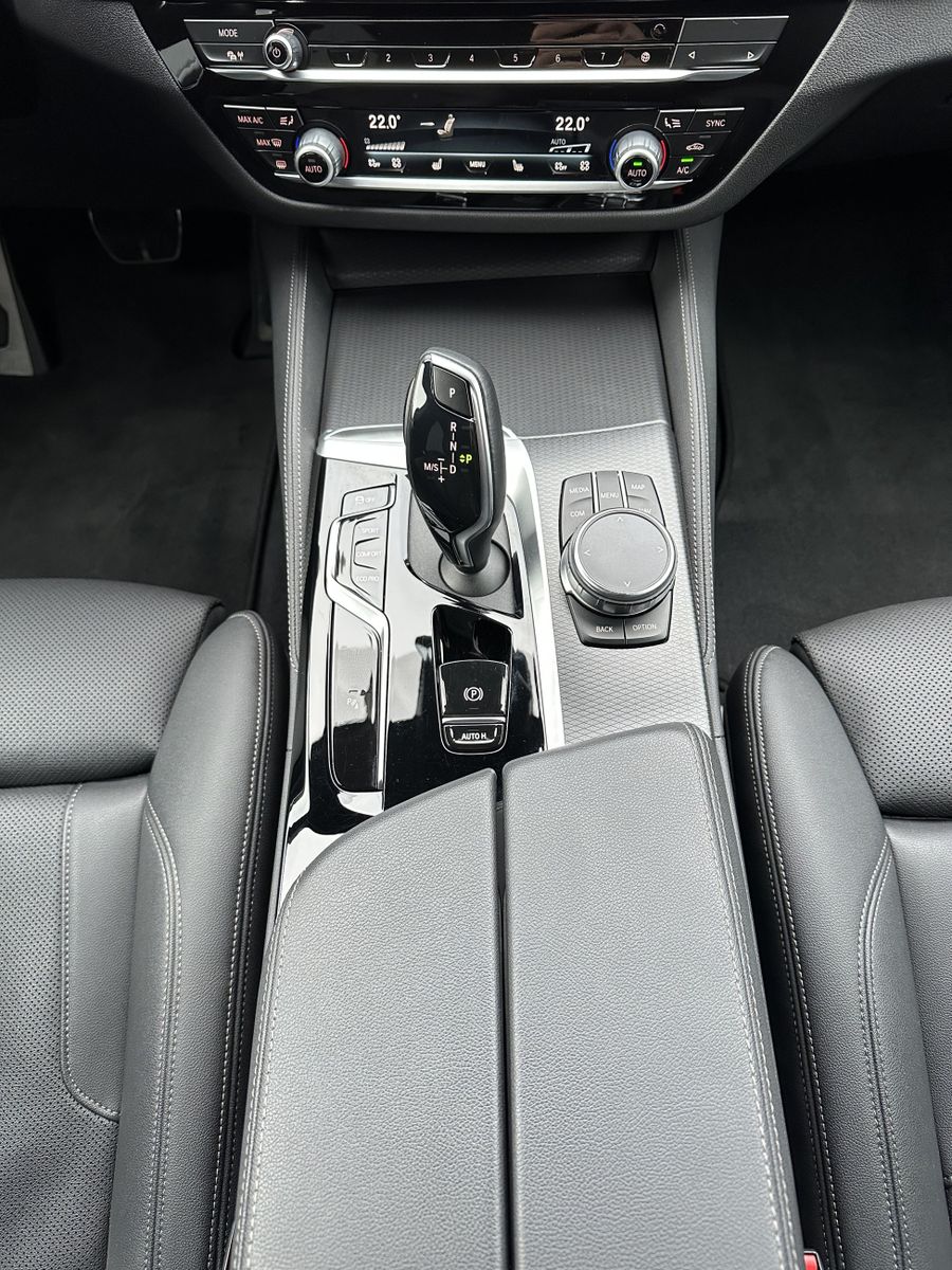 Fahrzeugabbildung BMW 520d Touring xDrive M-Sport NAV+LED+AHK+KAM+ACC