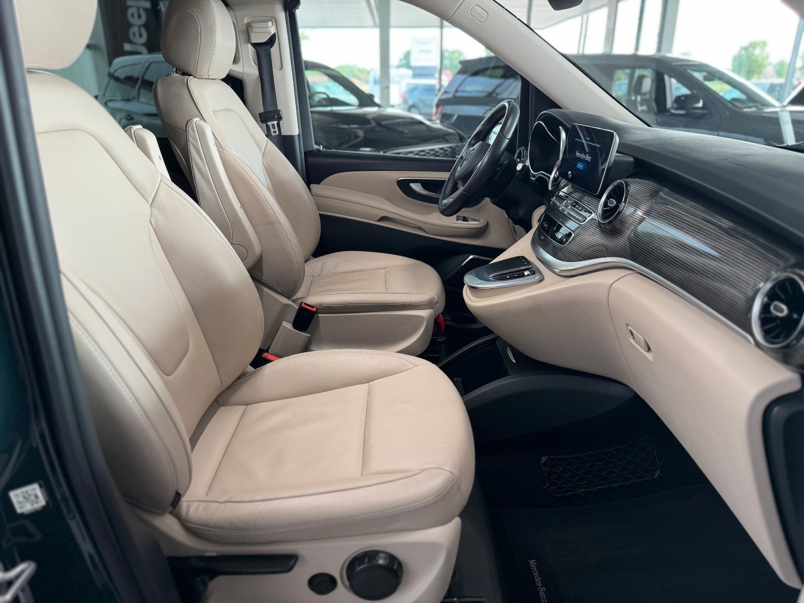 Fahrzeugabbildung Mercedes-Benz V-Klasse V 250d AVANTGARDE EDITION lang "AHK"