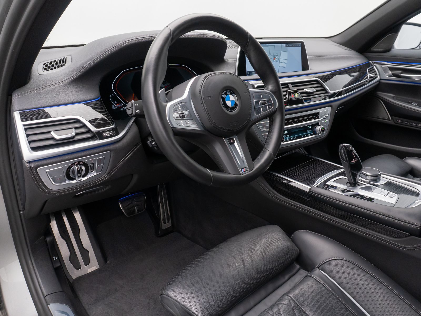 Fahrzeugabbildung BMW 740d xD M Sport 360°Laser HUD H/K SoftCl Massage