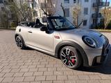 MINI John Cooper Works Cabrio mit Vollausstattung.   - silberne MINI John Cooper Works Cabrio