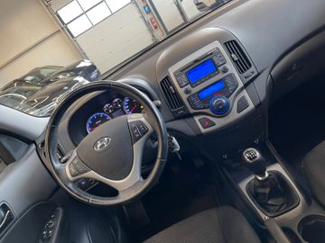 Hyundai i30 *TEMPOMAT*SZHZ*KLIMAAUTOMATIK*PDC*