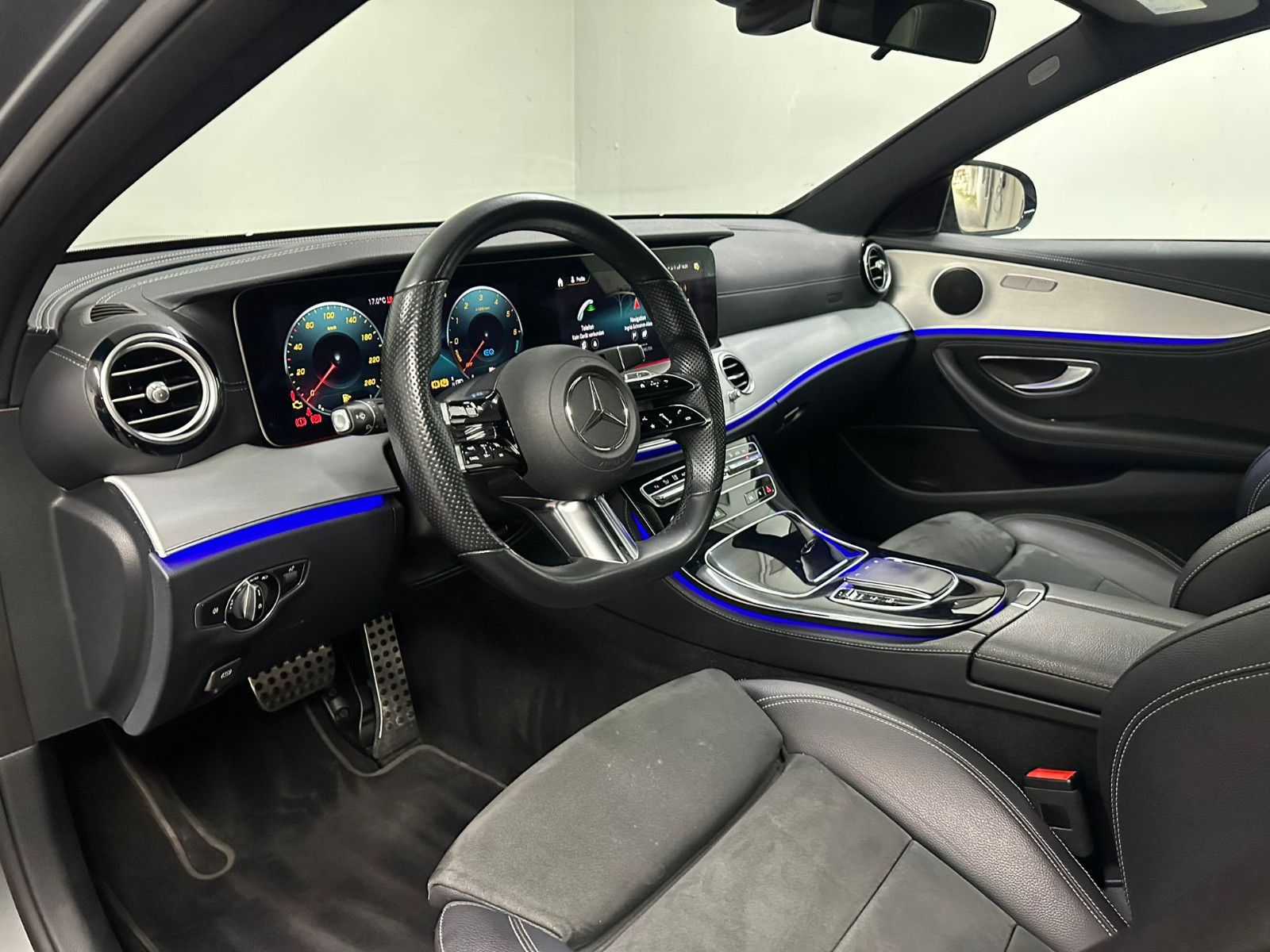 Fahrzeugabbildung Mercedes-Benz E 300 de 4MATIC T AMG-LINE*PANO*AHK*MAGNO
