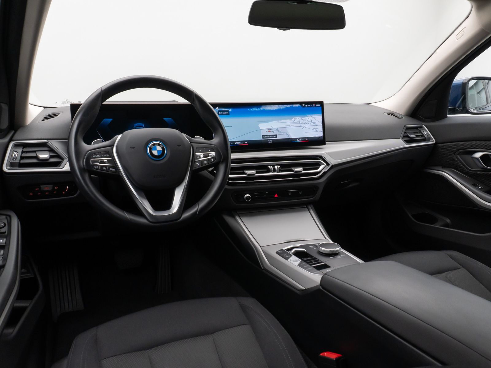 Fahrzeugabbildung BMW 330e HUD DAB HiFi CockPitPro PDC DrivingAssist