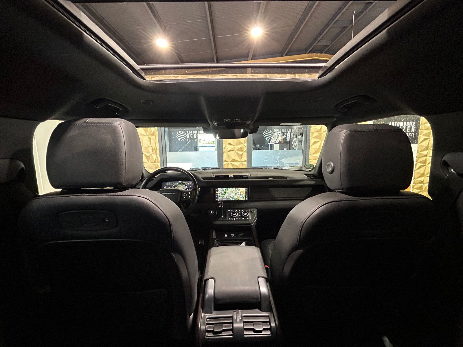 Fahrzeugabbildung Land Rover Defender 110 X-Dynamic S/HEAD-UP/PANO/360°/APPLE