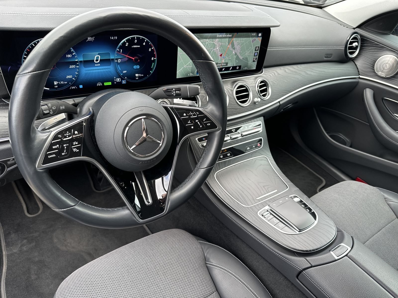 Fahrzeugabbildung Mercedes-Benz E 300de T 4M Avantgarde NAV+LED+AHK+WIDE+360°+PP