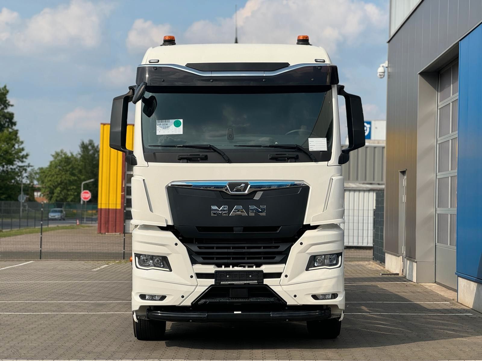 Fahrzeugabbildung MAN TGX 26.510 Container-Pritsche  HIAB 548-E8 / 6x2