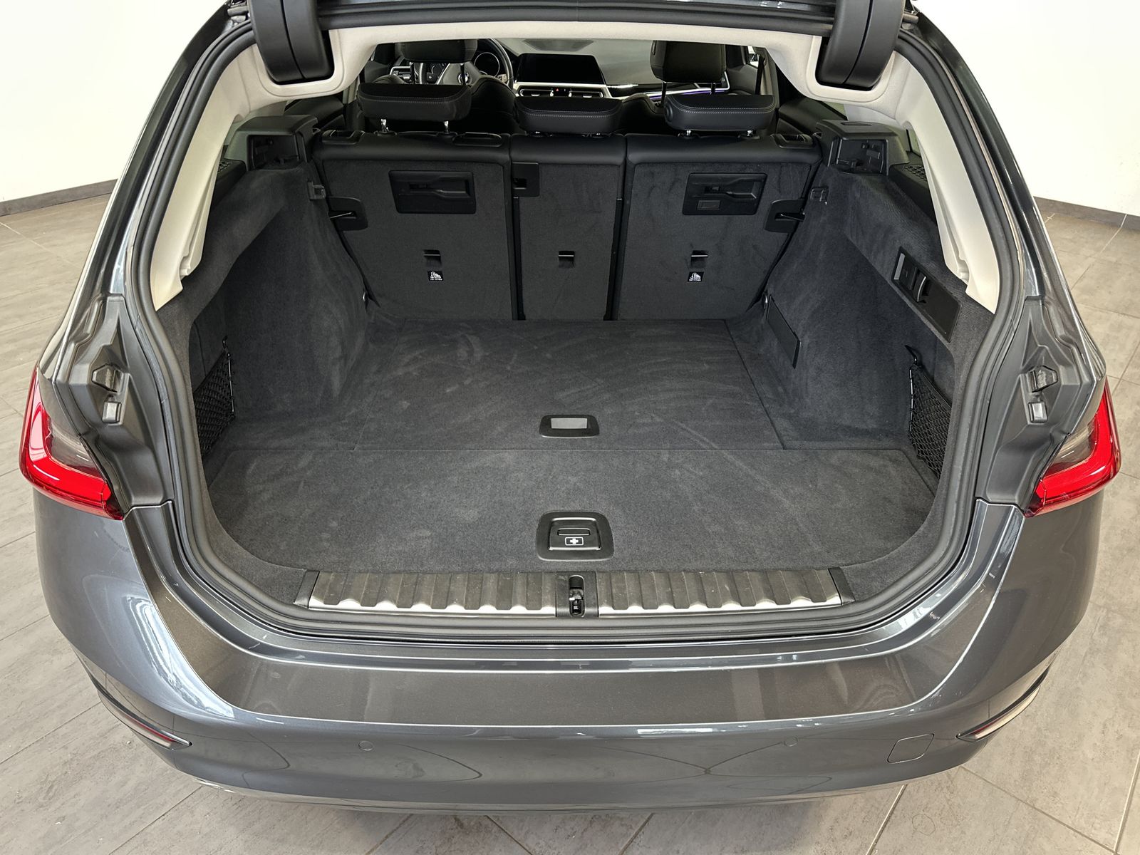 Fahrzeugabbildung BMW 320i Touring Sport-Line NAV+LED+TEMPOMAT+KAMERA