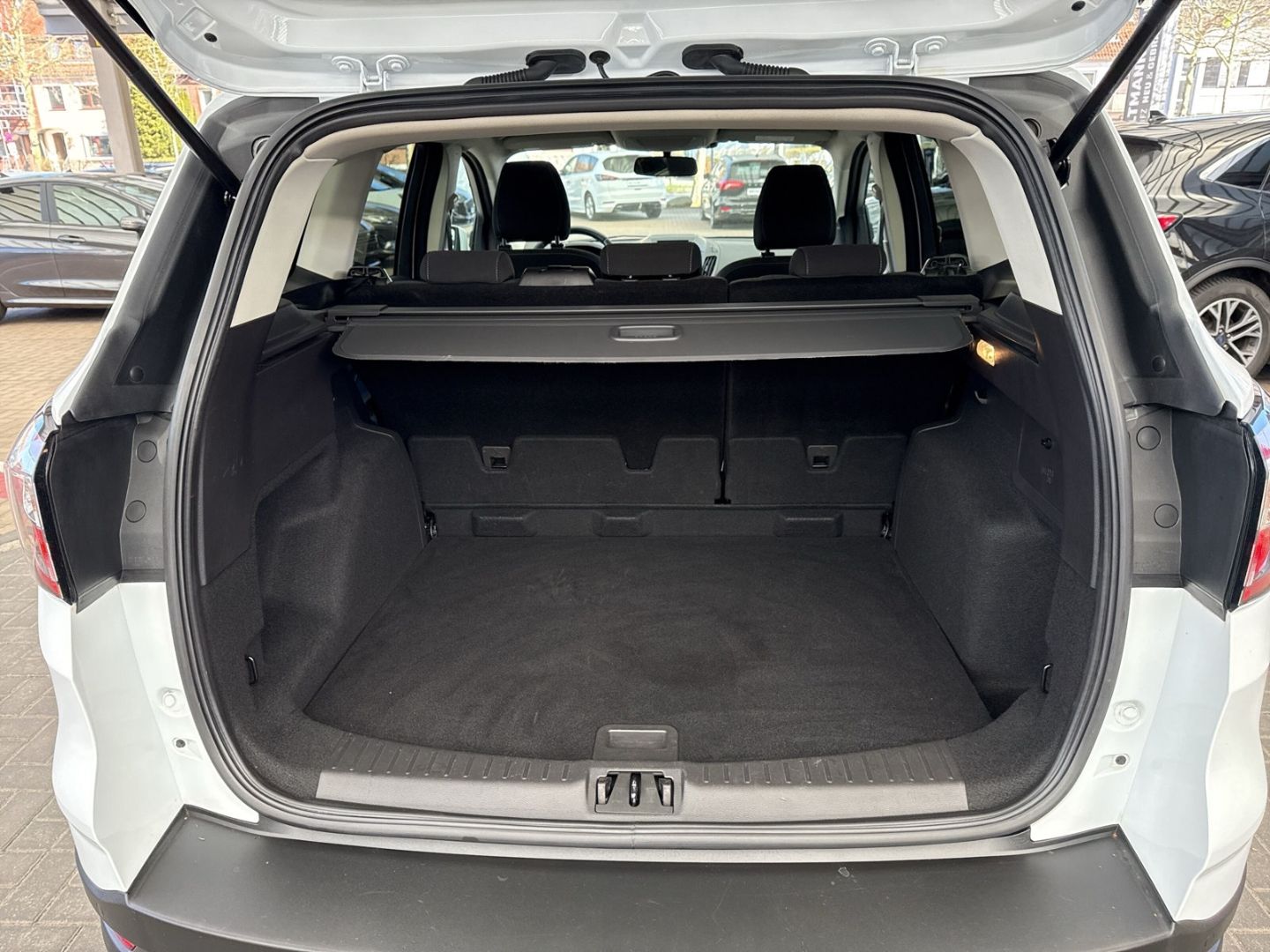 Fahrzeugabbildung Ford Kuga Cool & Connect PPS v+h Winterpaket