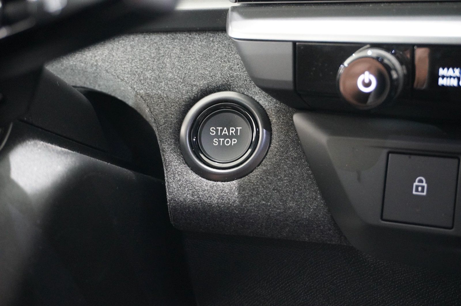 Fahrzeugabbildung Opel Grandland 1.2 48V HYBRID EDIT. NAVI/LED/KAMERA