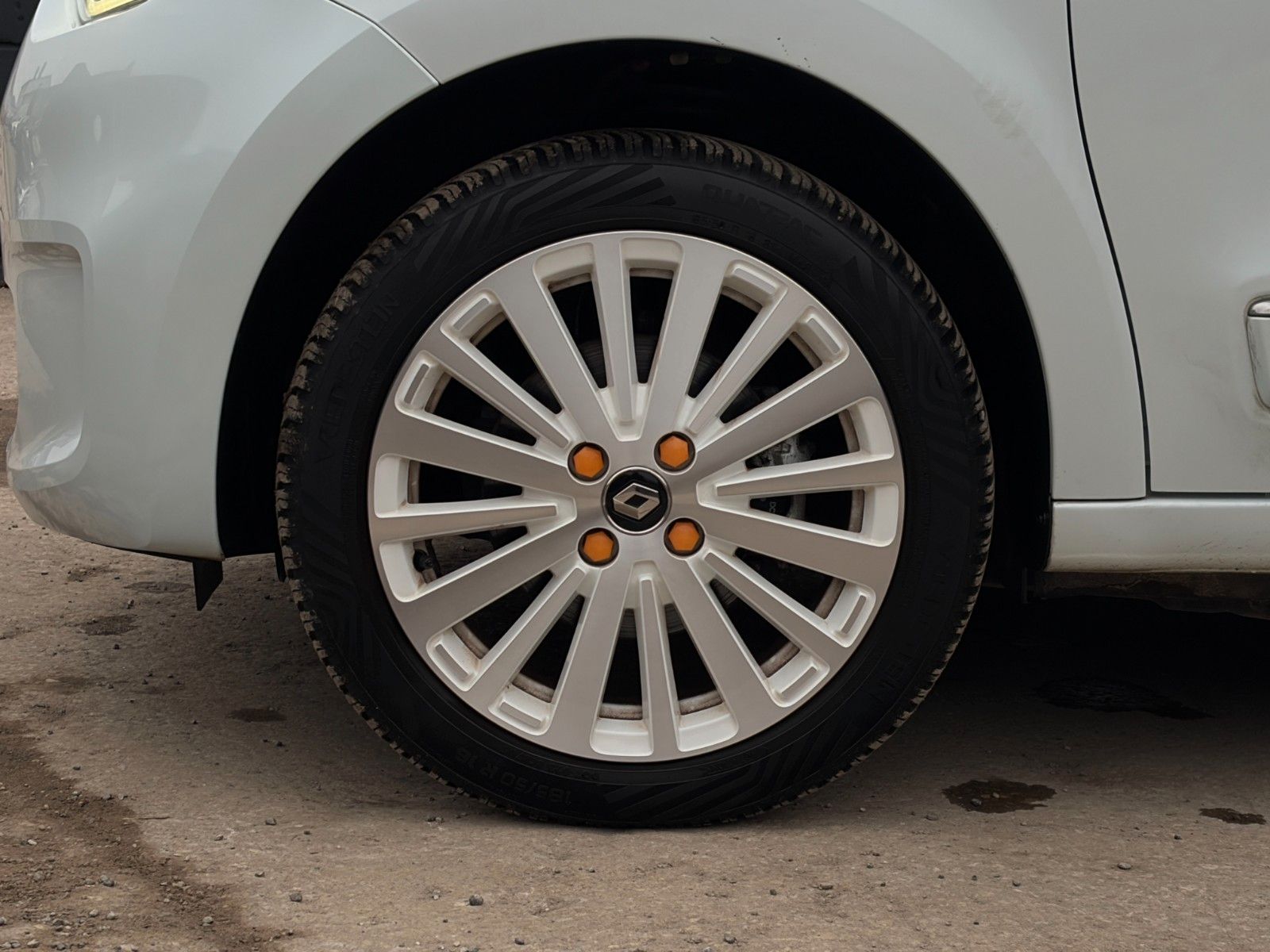 Fahrzeugabbildung Renault Twingo Vibes E Temp SHZ PDC R-Kam CarPlay Quarz