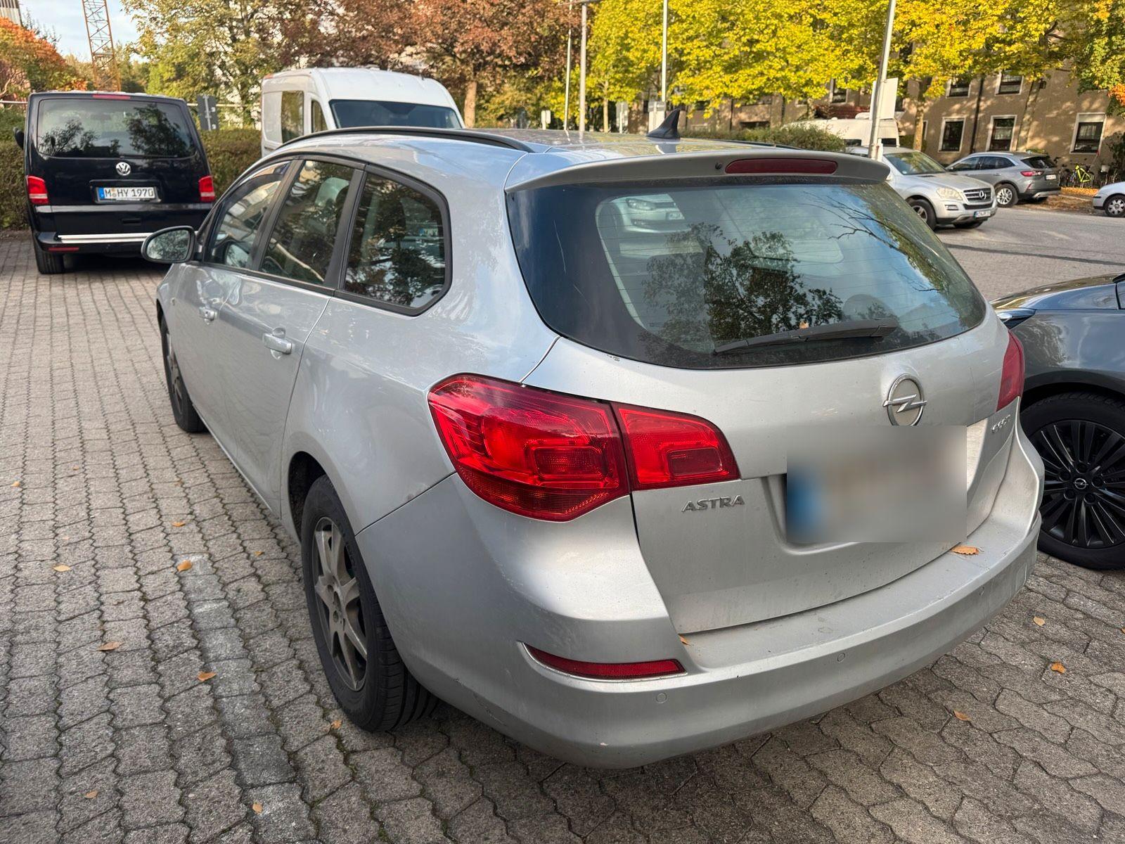 Opel Astra 2012 — photo 7