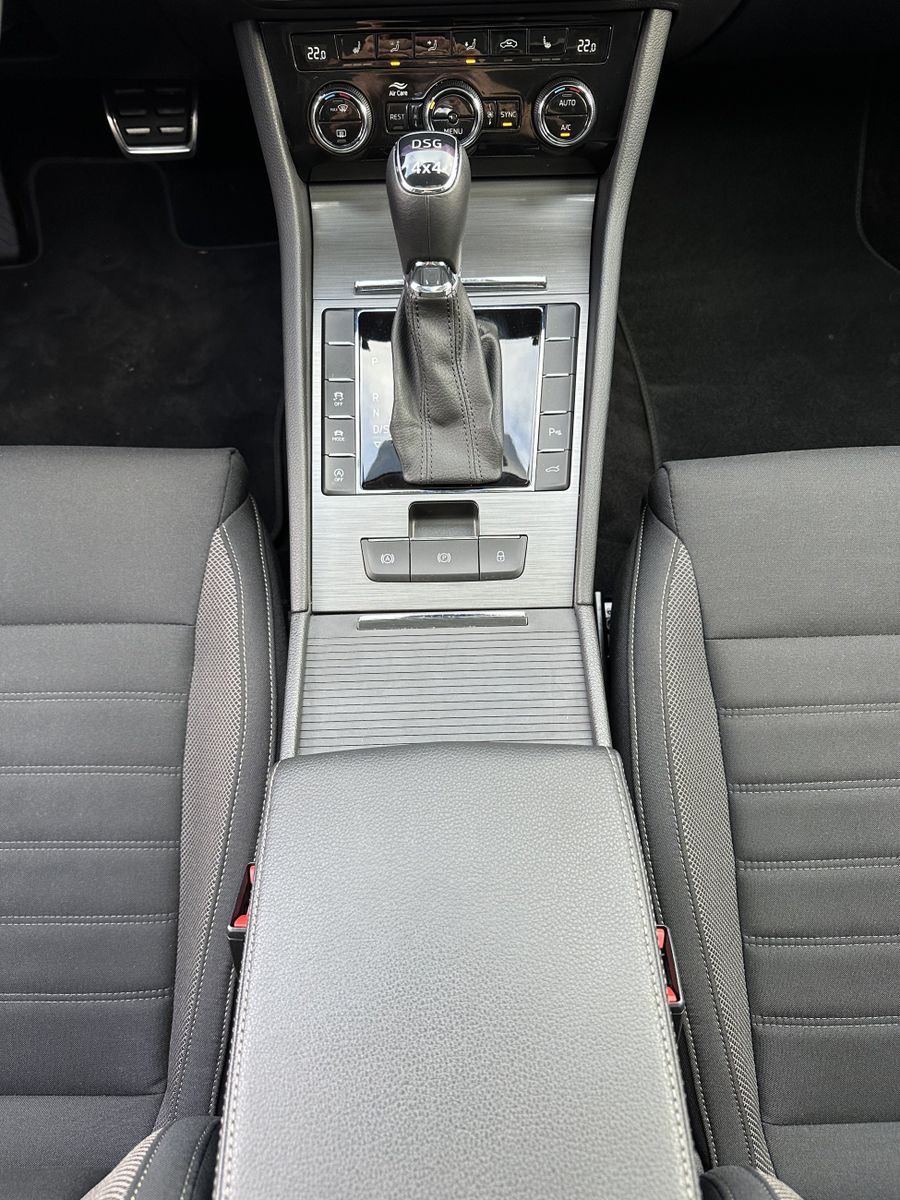 Fahrzeugabbildung SKODA Superb Scout 4x4 NAV+LED+AHK+PANO+DIGDISPLAY+1HD