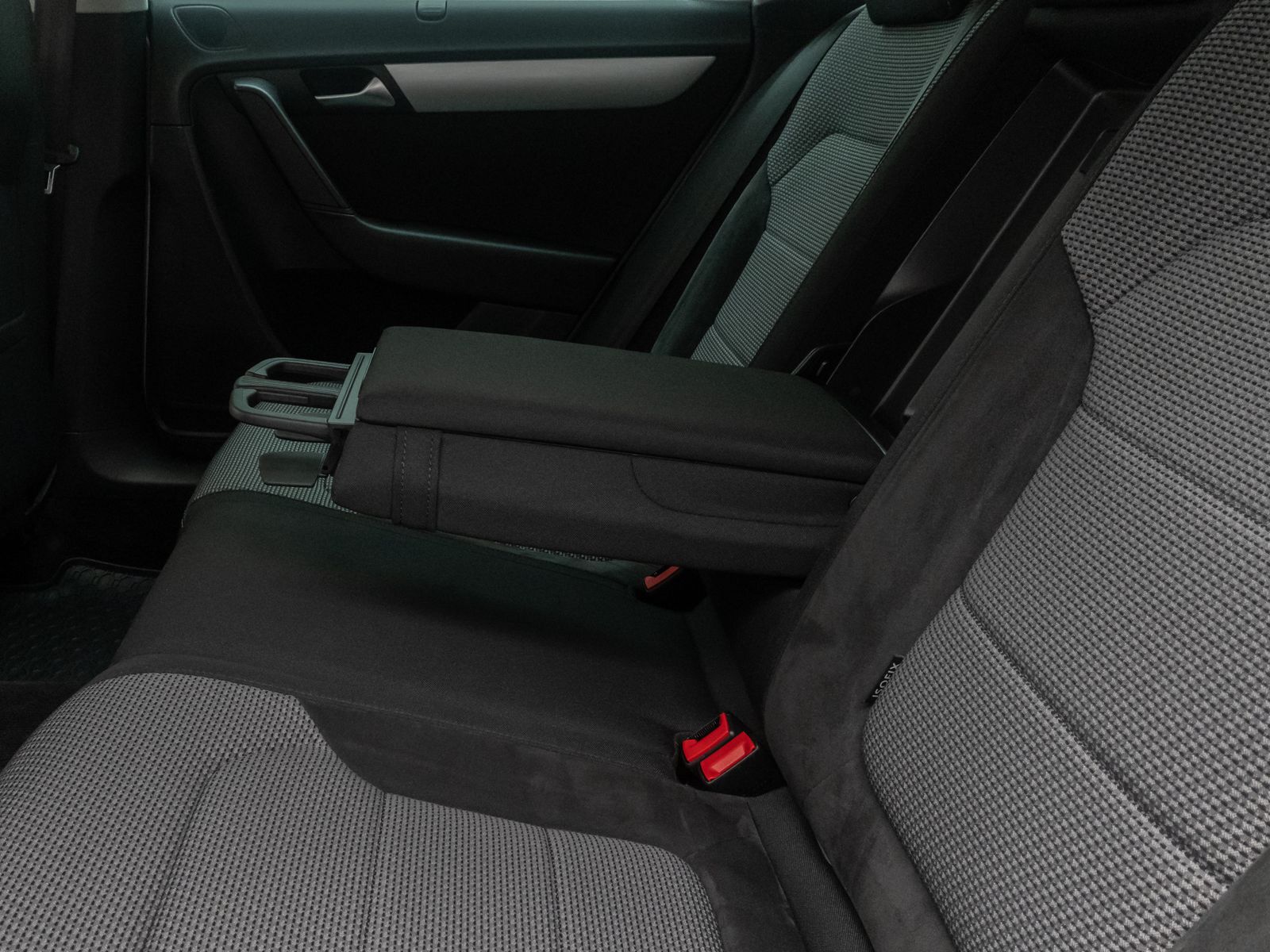 Fahrzeugabbildung Volkswagen Passat Tempomat Kamera DAB AHK SoundSyst 18Zoll