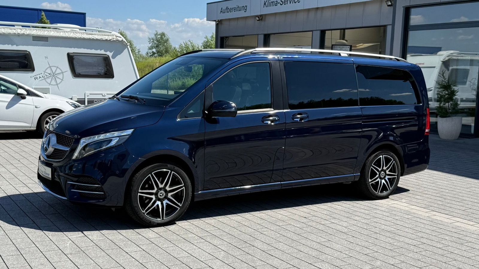 Fahrzeugabbildung Mercedes-Benz V 300 d EDITION 4MATIC lang AMG Line