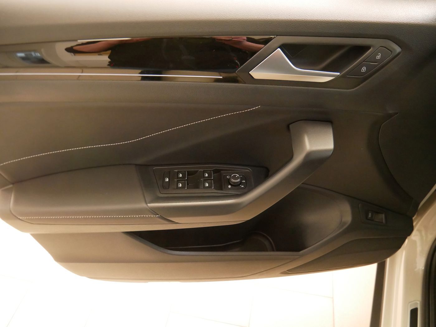 Fahrzeugabbildung Volkswagen T-Roc 1.5 TSI R-Line DSG Kamera ACC LED SHZ+LHZ