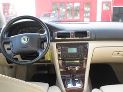 Fahrzeugabbildung Superb Elegance Navi Leder Memory Sitze Bi-Xenon