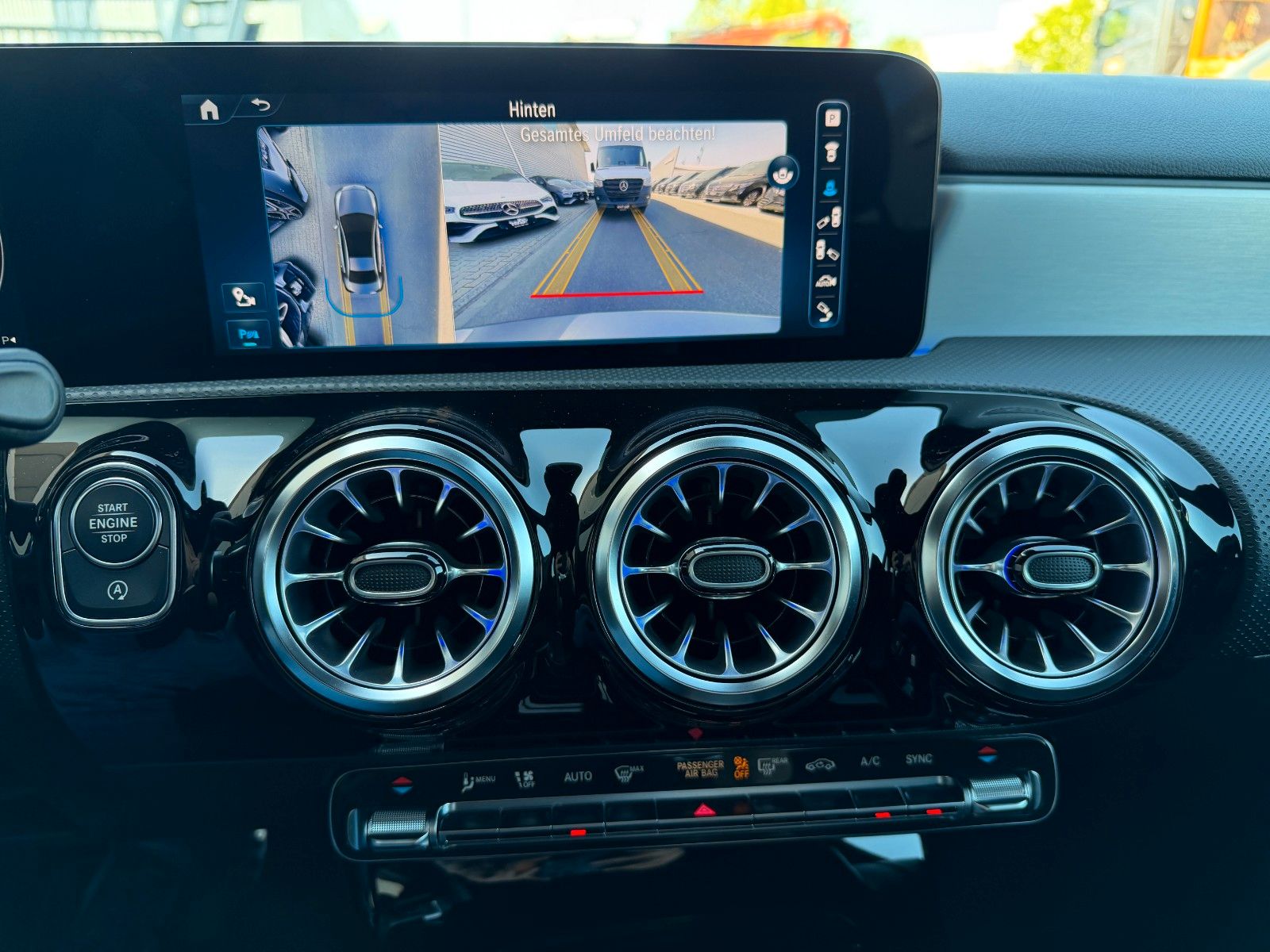 Fahrzeugabbildung Mercedes-Benz A 200 Limousine AMG NIGHT+AHK+MEMORY+360°+Ambien
