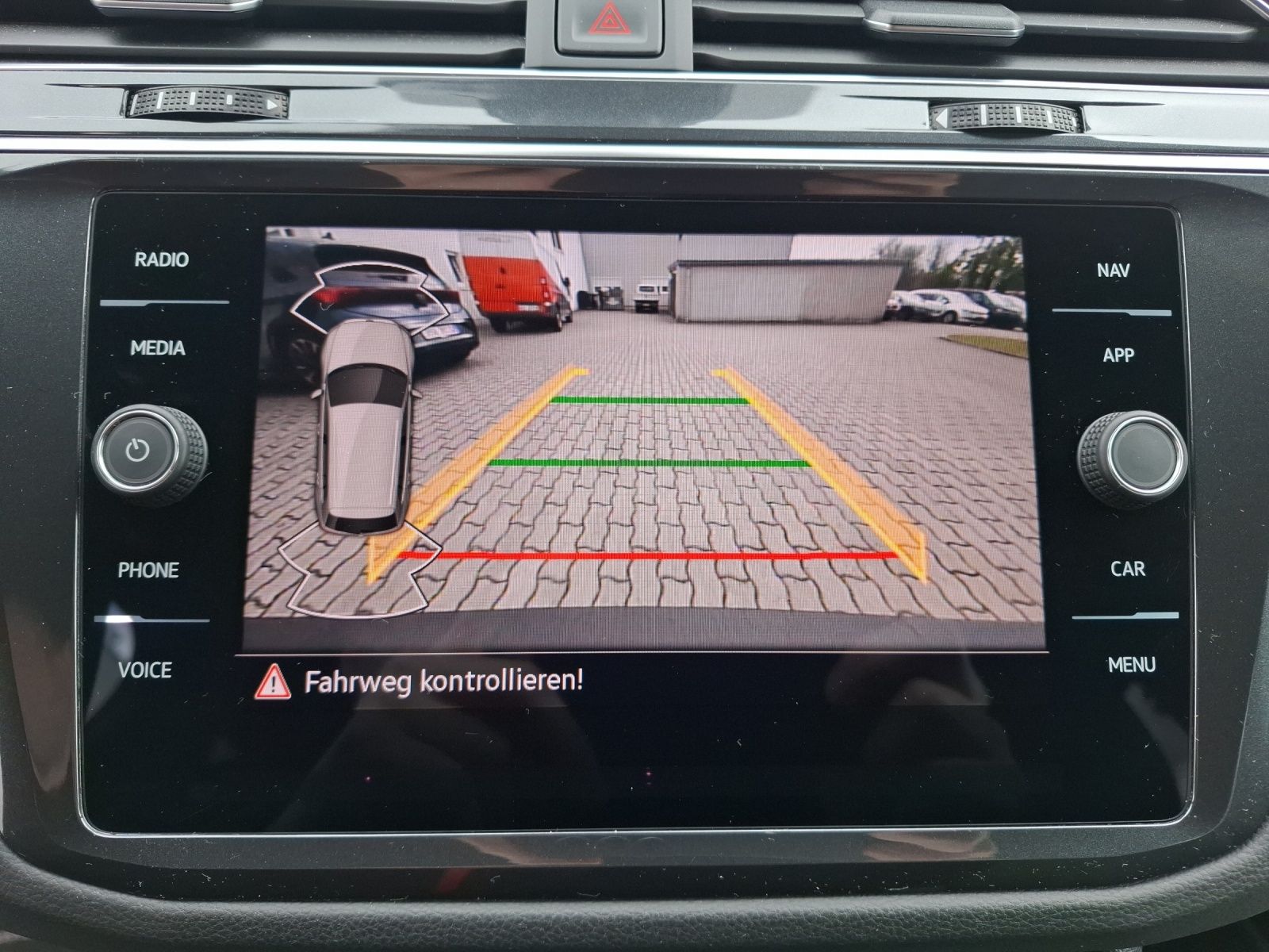 Fahrzeugabbildung Volkswagen Tiguan TDI R-Line DSG 4M Matrix AHK Navi AID ACC