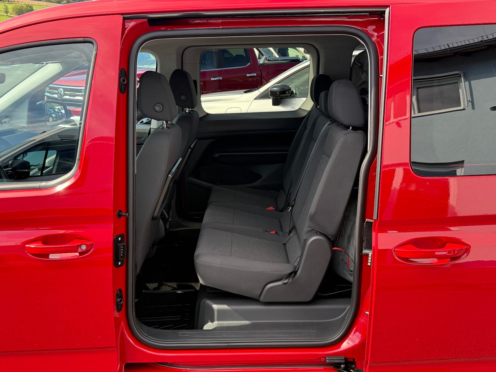 Fahrzeugabbildung Volkswagen Caddy California Maxi DSG ACC AHK LED Kam Sthz