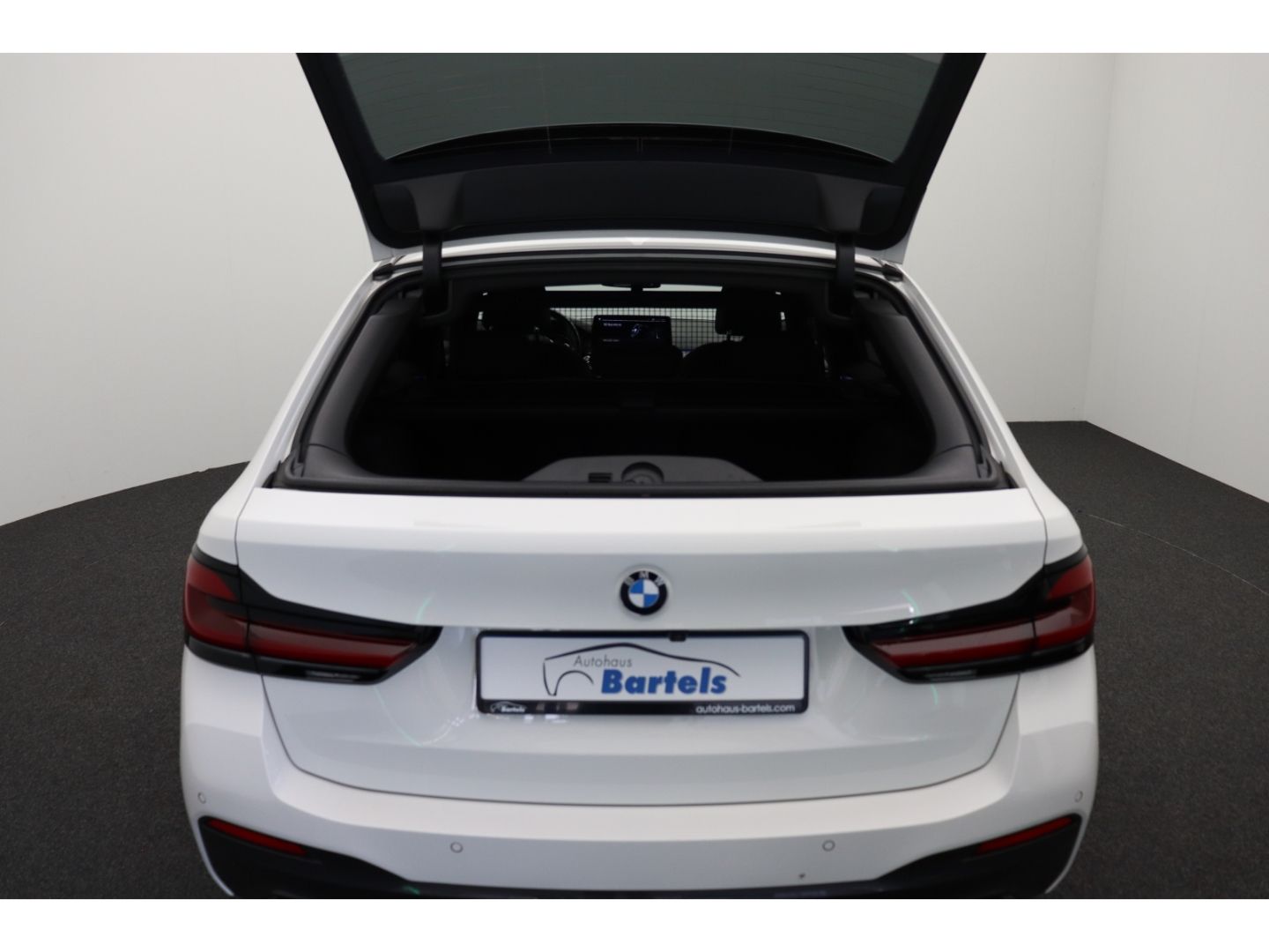 Fahrzeugabbildung BMW 540 d xDrive M Sport Touring Park-Assistent AHK