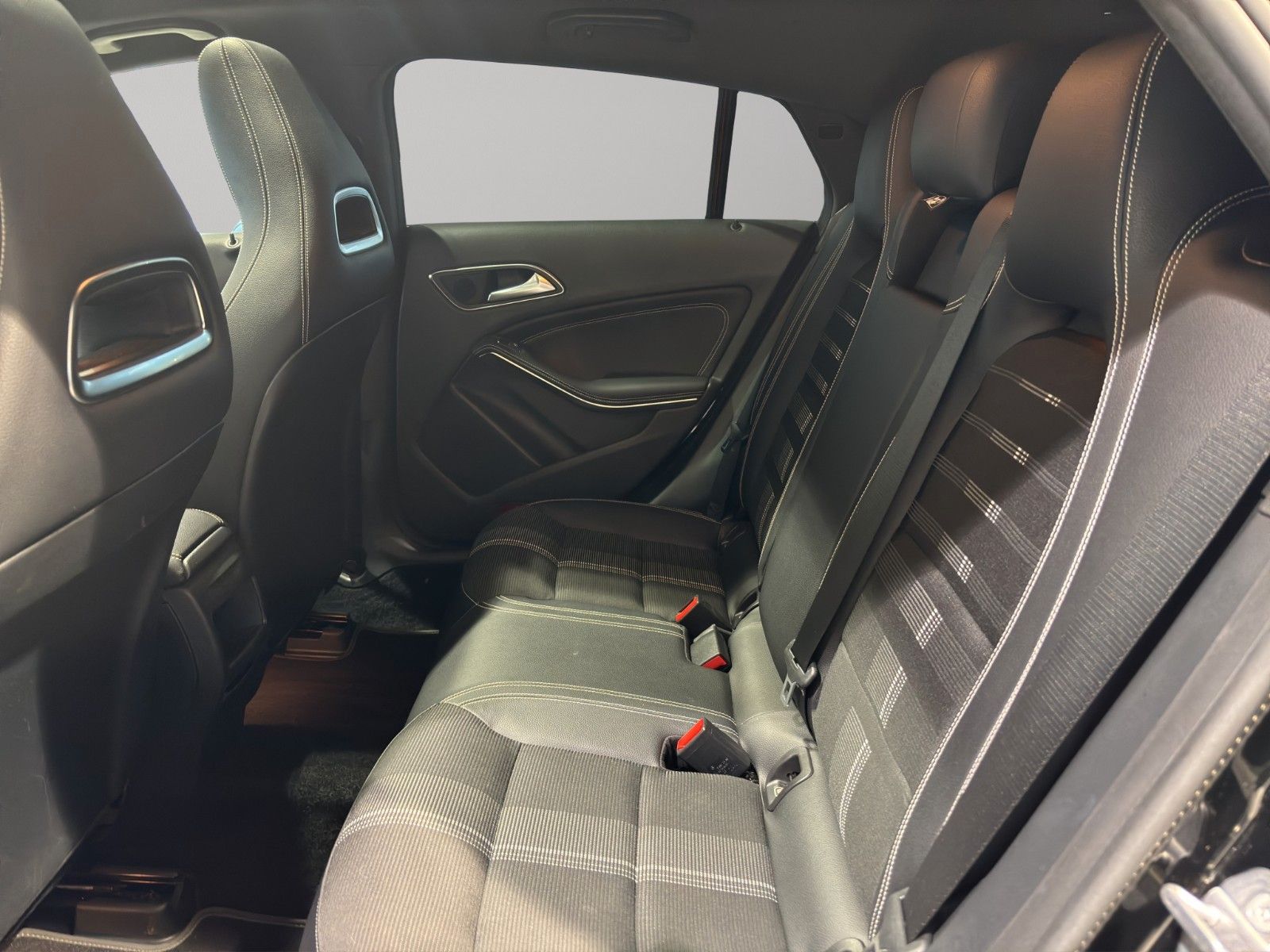 Mercedes-Benz CLA220d 4M SB 2.HD DSG ACC LED PANO NAV PARK SHZ foto 8