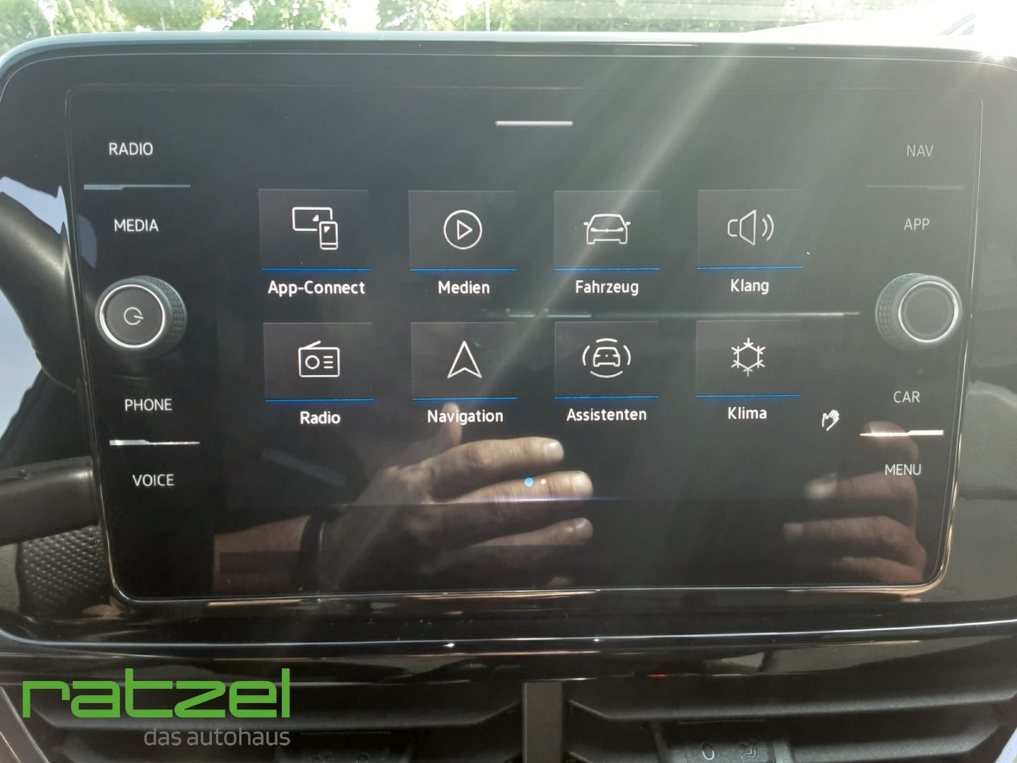 Fahrzeugabbildung Volkswagen T-Roc R-Line 1.5 TSI Sportpaket StandHZG AHK-abn