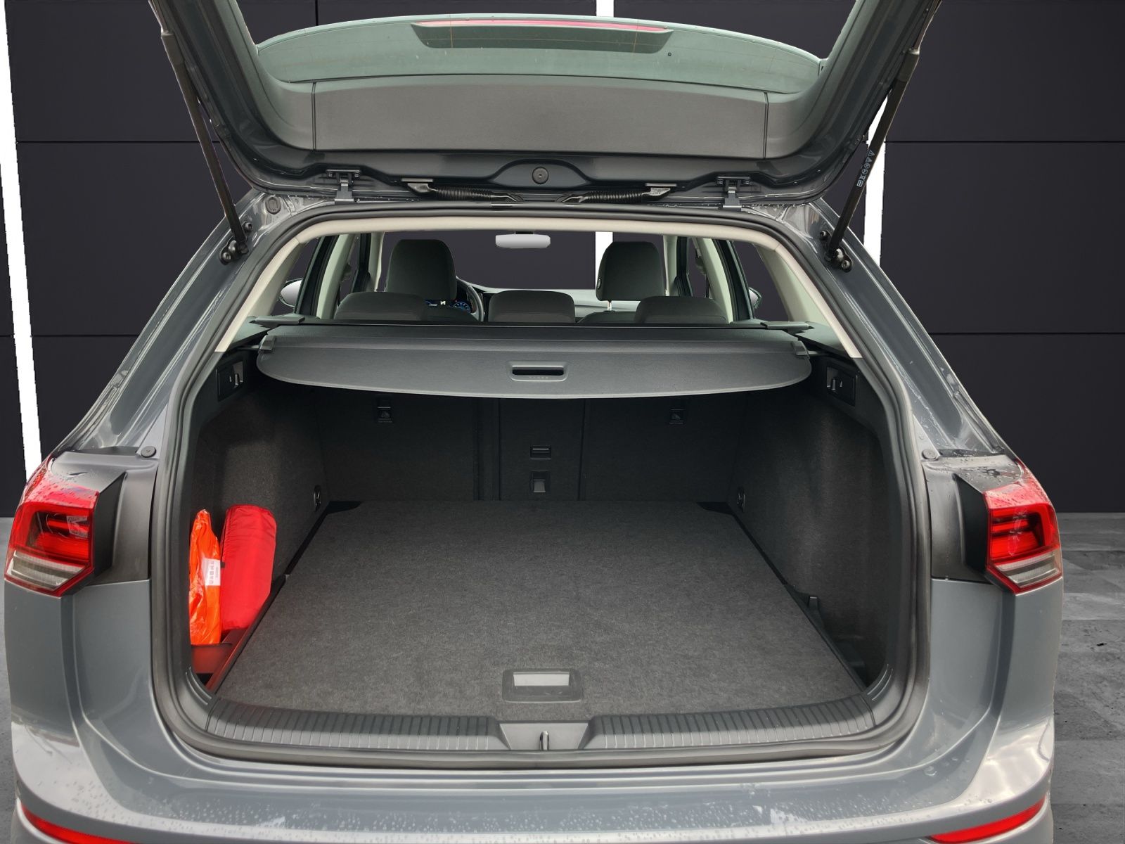 Fahrzeugabbildung Volkswagen Golf VIII Variant TDI Life DSG LED Navi AID ACC