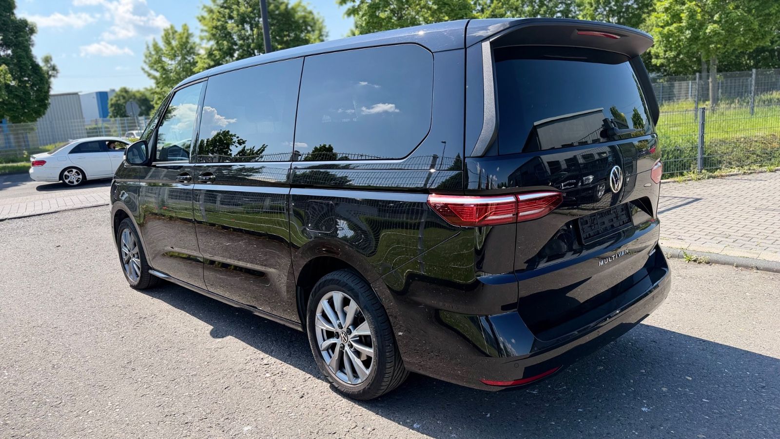 Volkswagen Multivan eHybrid lang 150PS Navi+Camera/Leder/7P imagem 3