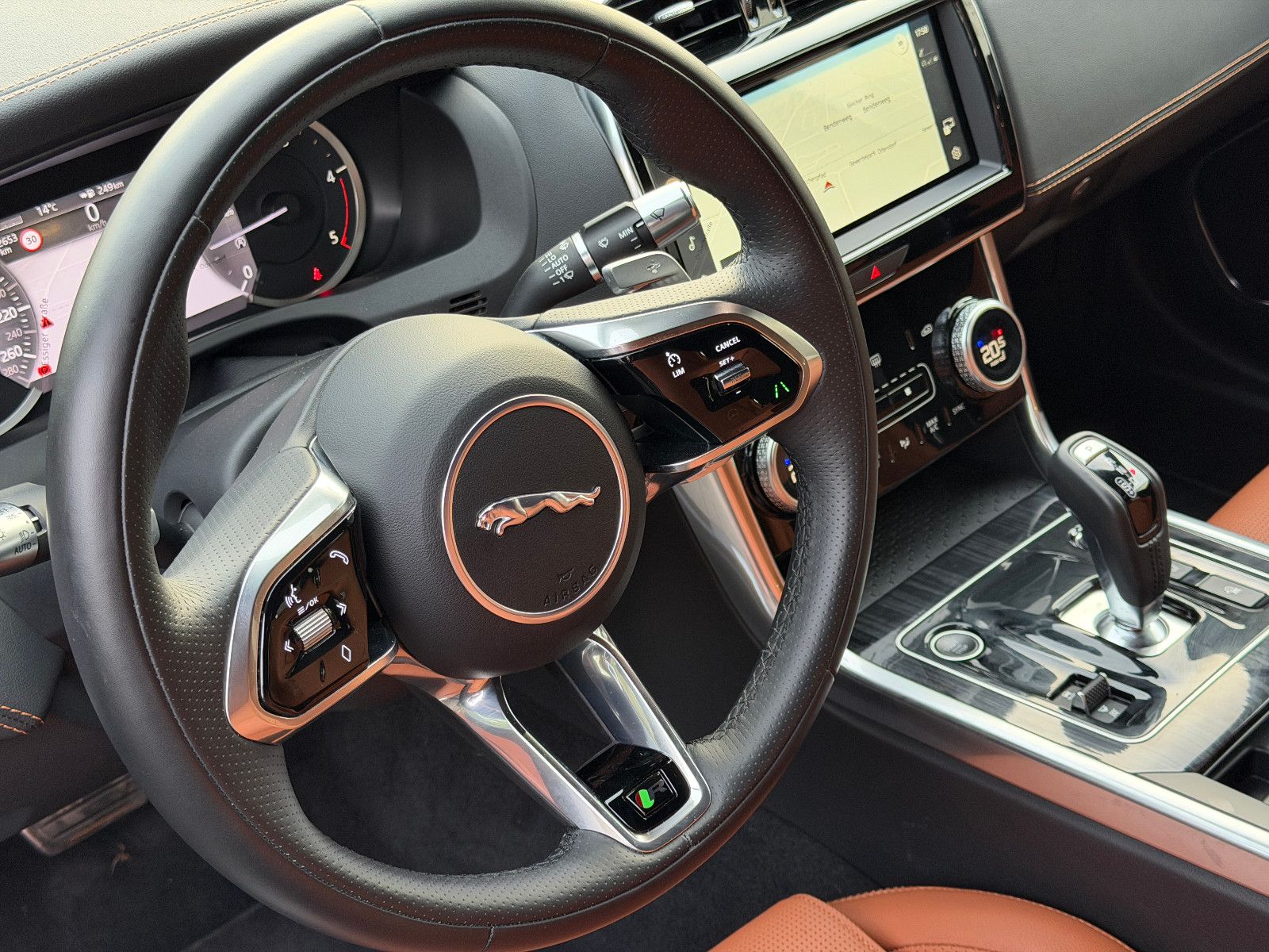 Fahrzeugabbildung Jaguar XE R-Dynamic Black/360°/NAVI/APPLE/SOUND/SHZ