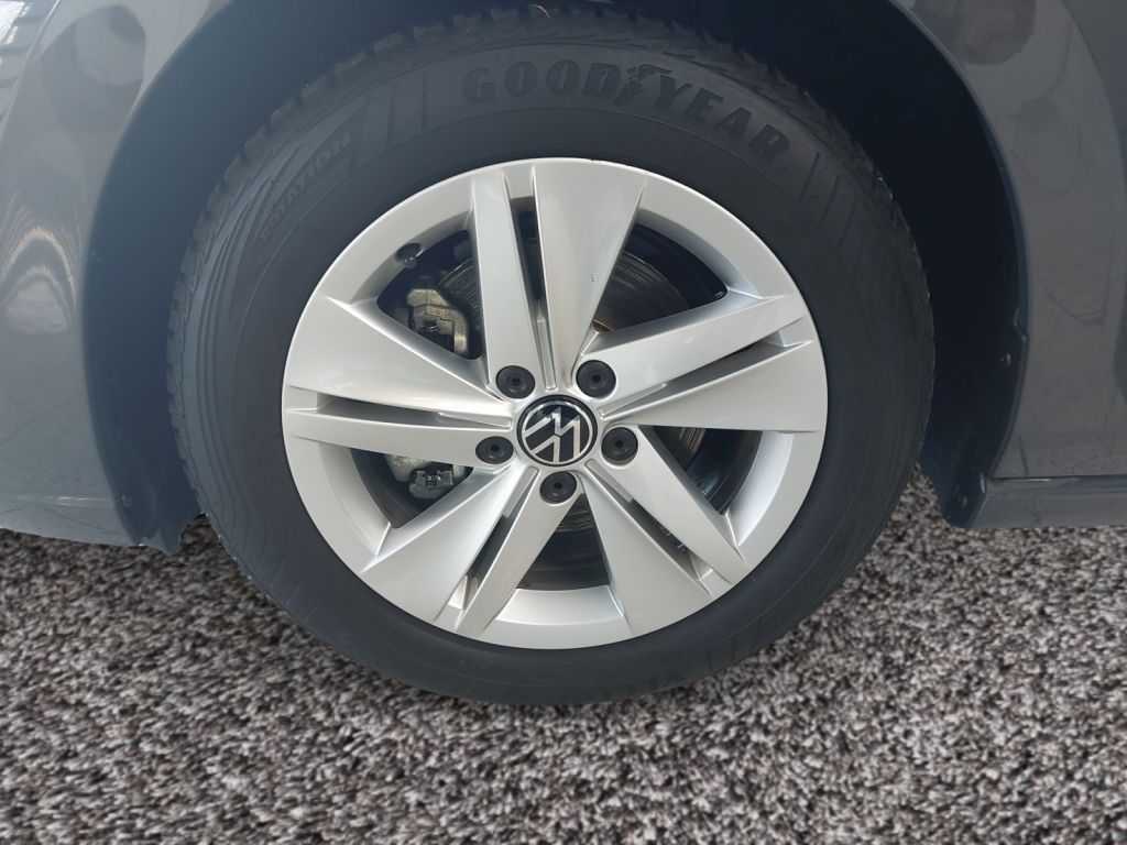 Fahrzeugabbildung Volkswagen Golf 1.5 TSI Life LED Rear View