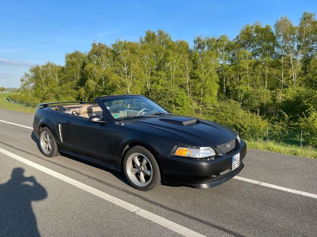 Ford Mustang GT V8 Cabrio Automatik erst 8...