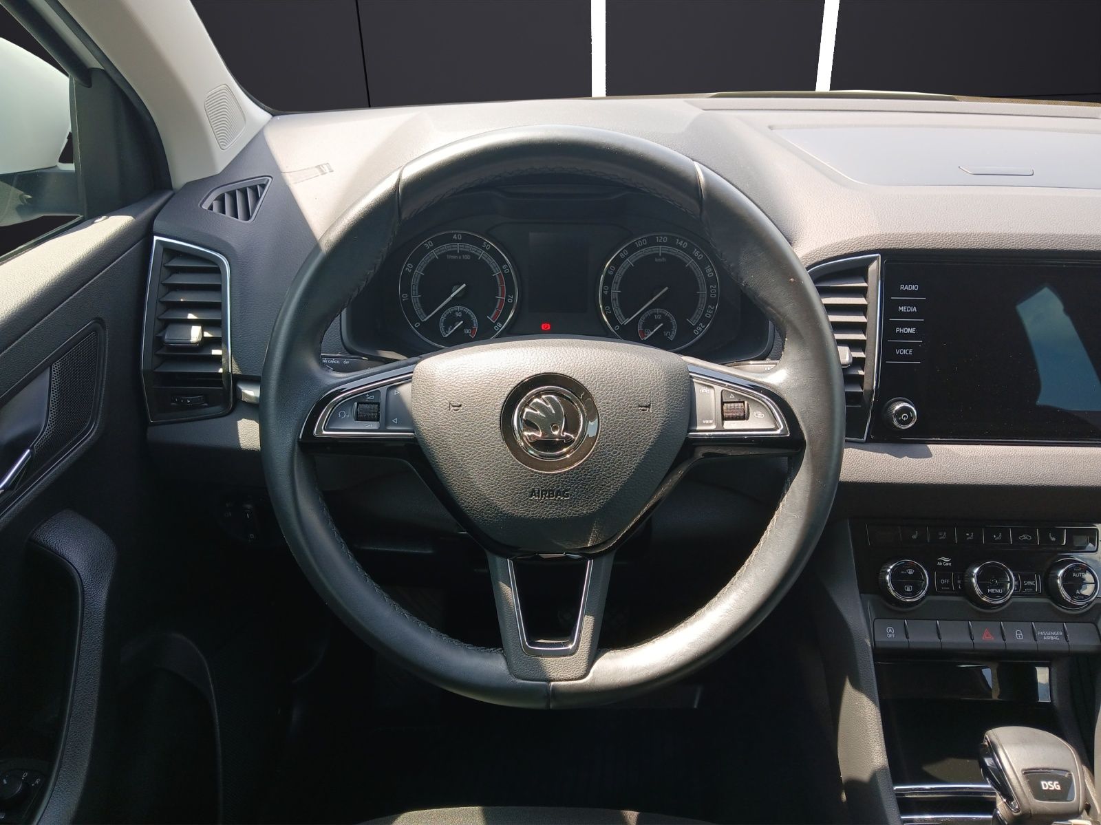 Fahrzeugabbildung SKODA Karoq TSI Ambition  DSG LED Navi GRA PDC SH LM