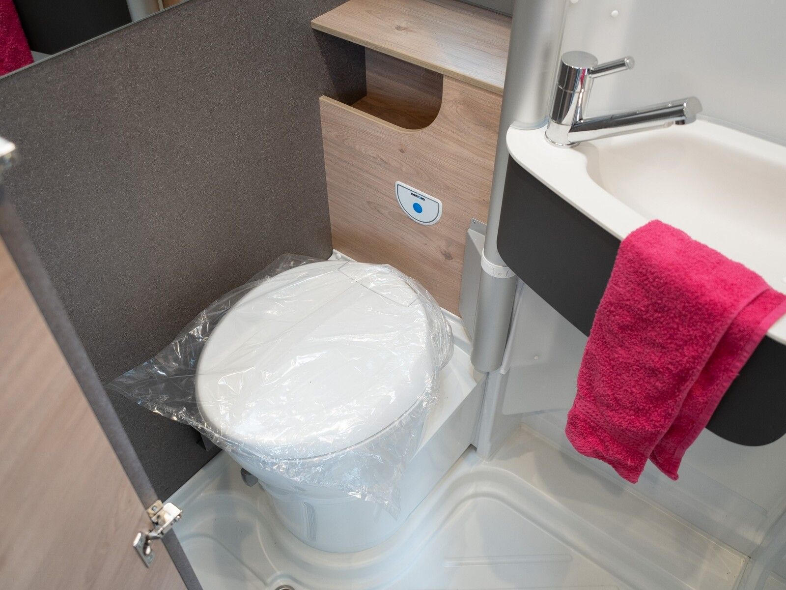 Fahrzeugabbildung Dethleffs Globetrail Active 600 DS Fiat Expedition Grau