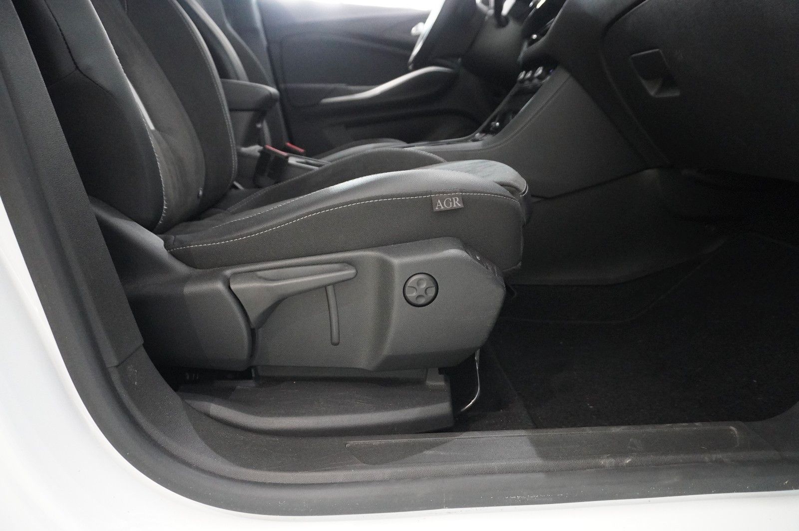 Fahrzeugabbildung Opel Grandland (X) 1.6T GSe HYBRID 4X4 NAVI/LED/SPORT