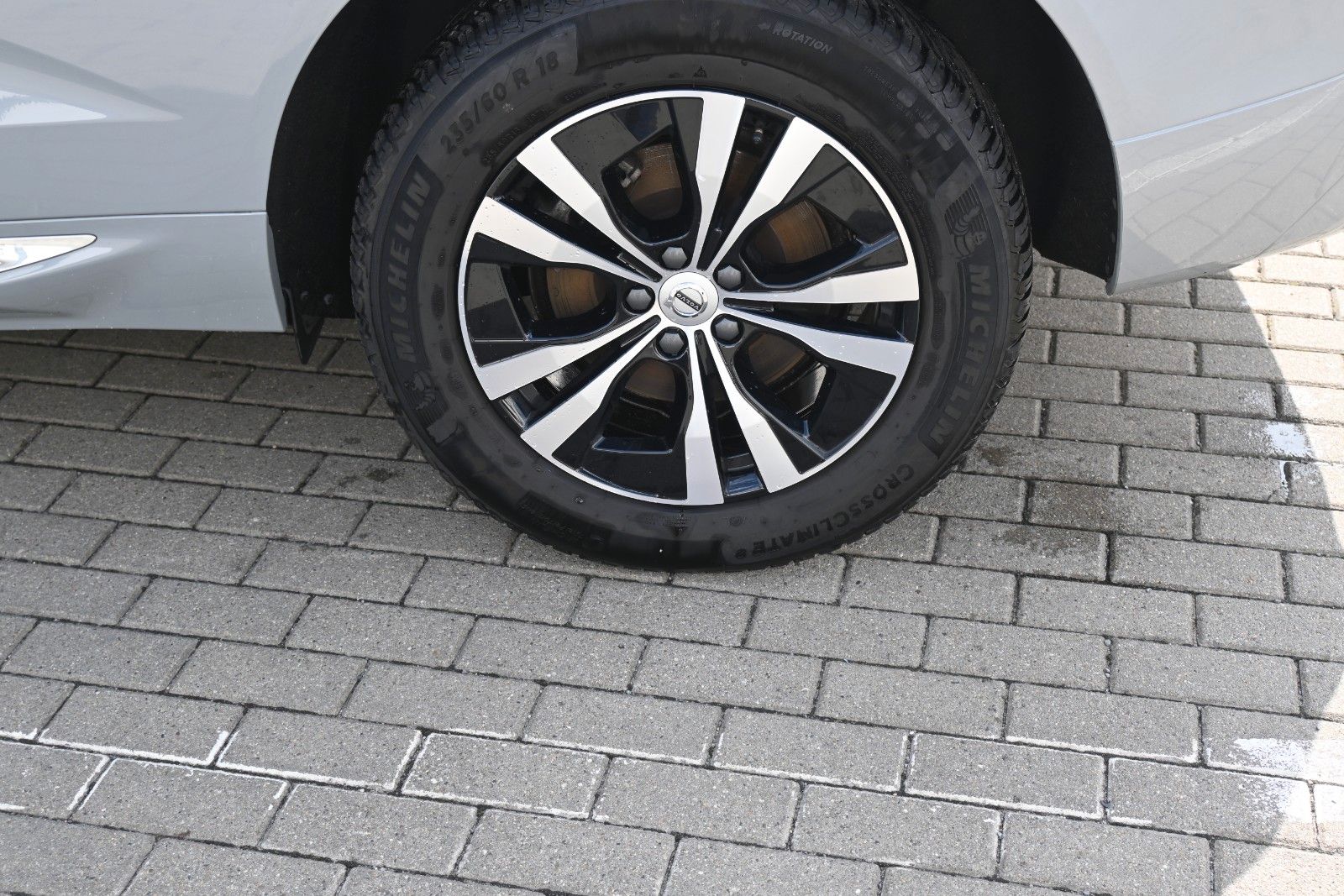 Fahrzeugabbildung Volvo XC60 T6 Essential AWD*PDC*AHK*PANO*STHZG*