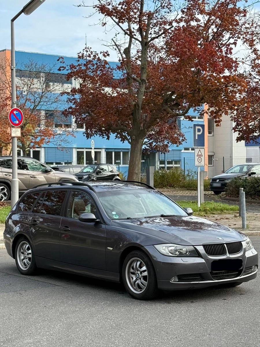 BMW 320 2007 — rear view