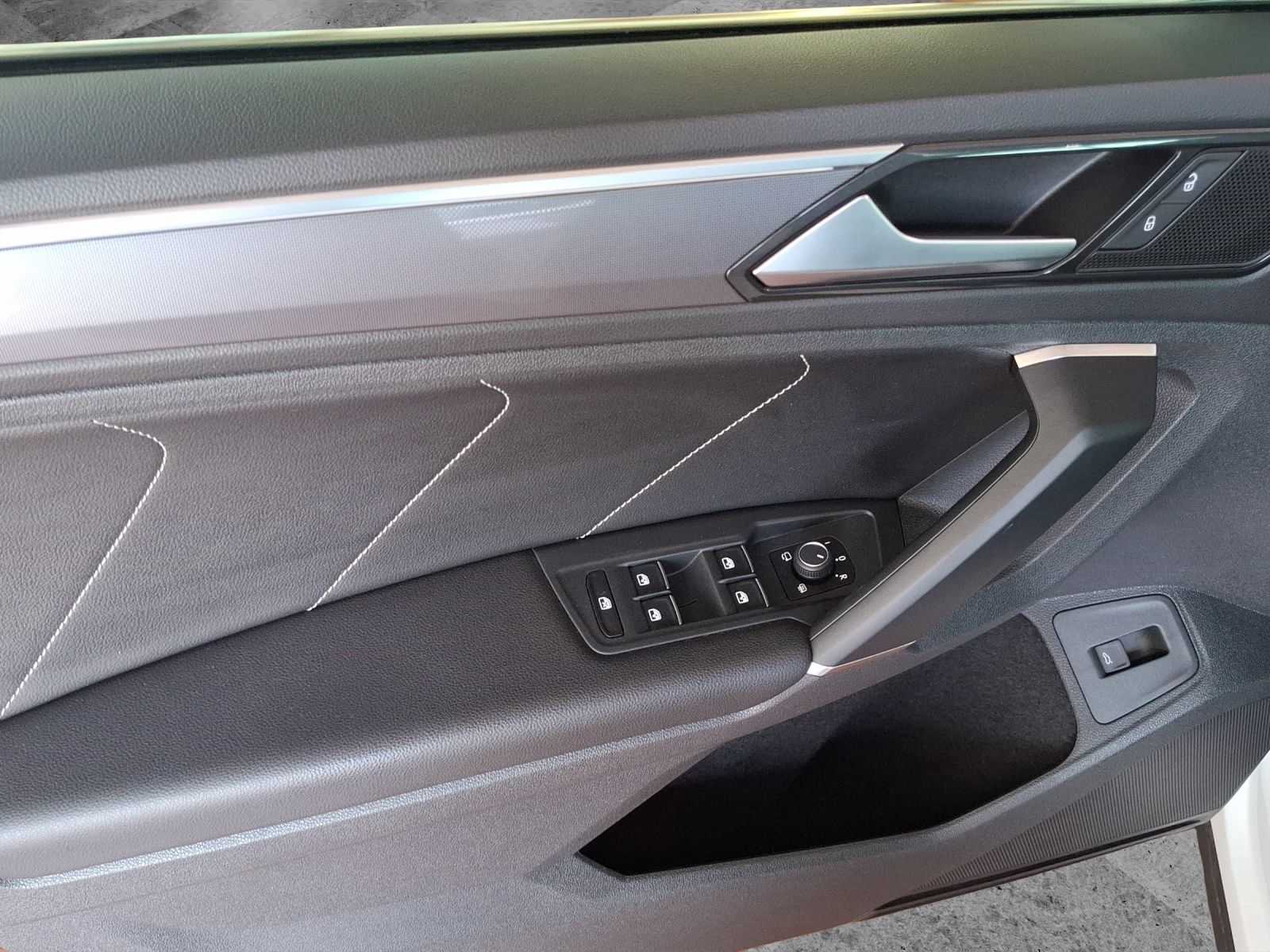 Fahrzeugabbildung Volkswagen Tiguan TSI R-Line DSG 4M LED AHK Navi Pano HUD A