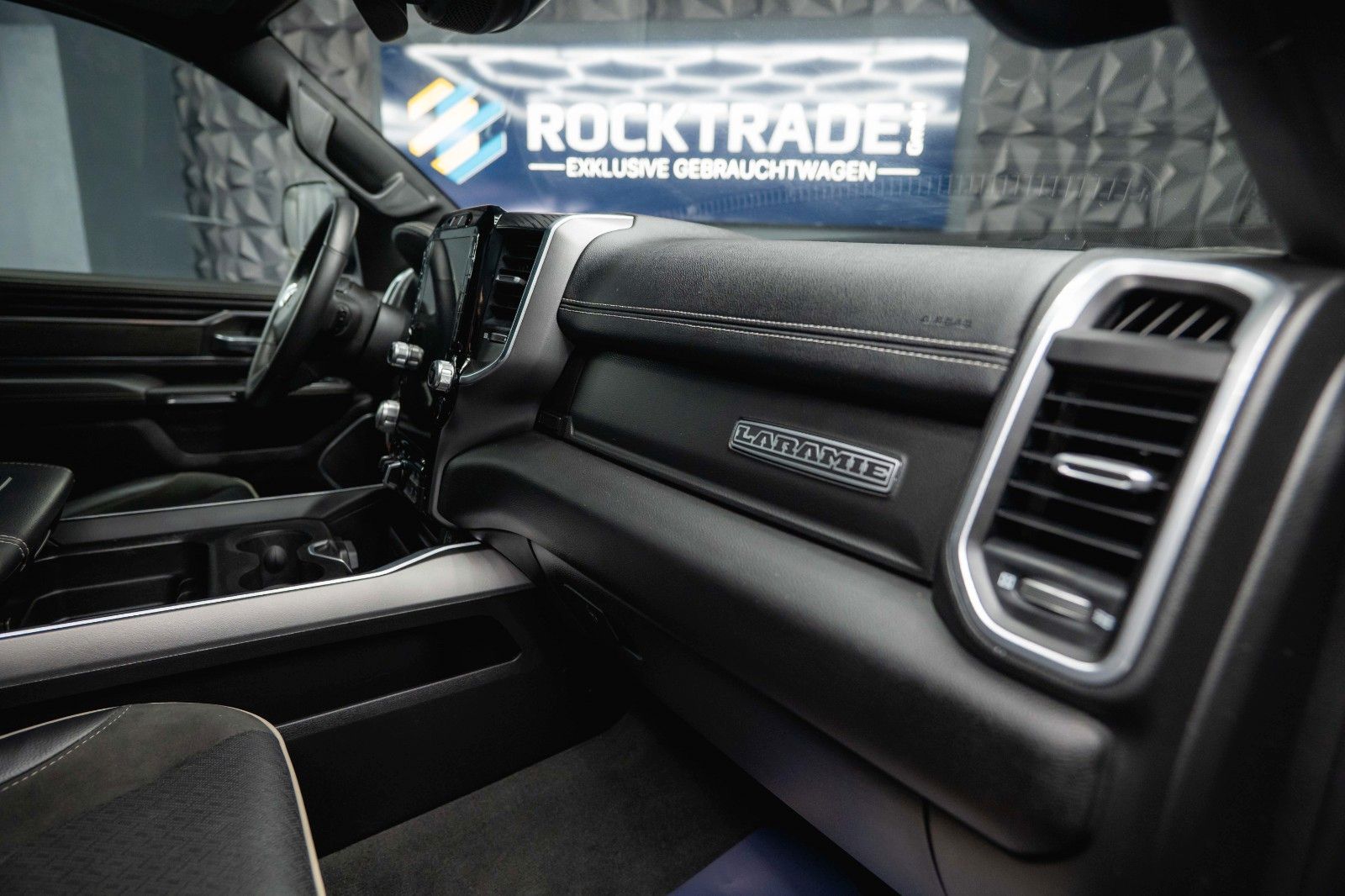 Fahrzeugabbildung Dodge RAM 5.7 V8 HEMI 4x4 OFFROAD Night LARAMIE 19%