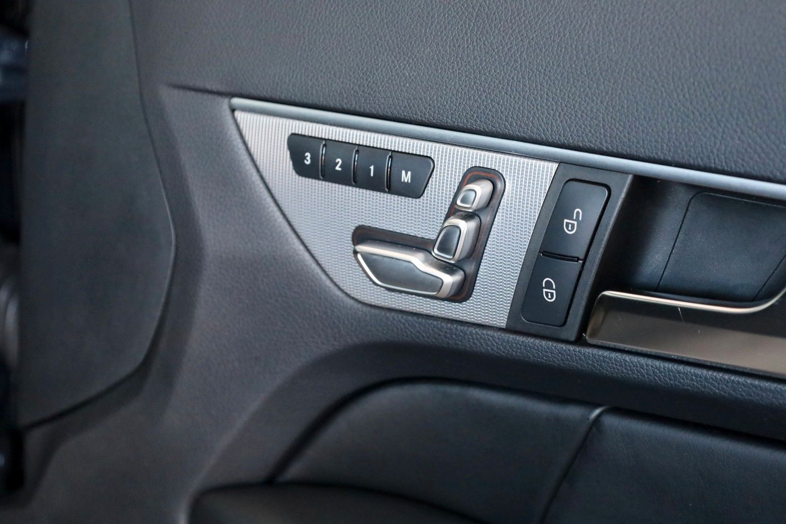 Fahrzeugabbildung Mercedes-Benz E400 Cabrio AMG Line Leder,Navi,LED,H/K,Airscarf