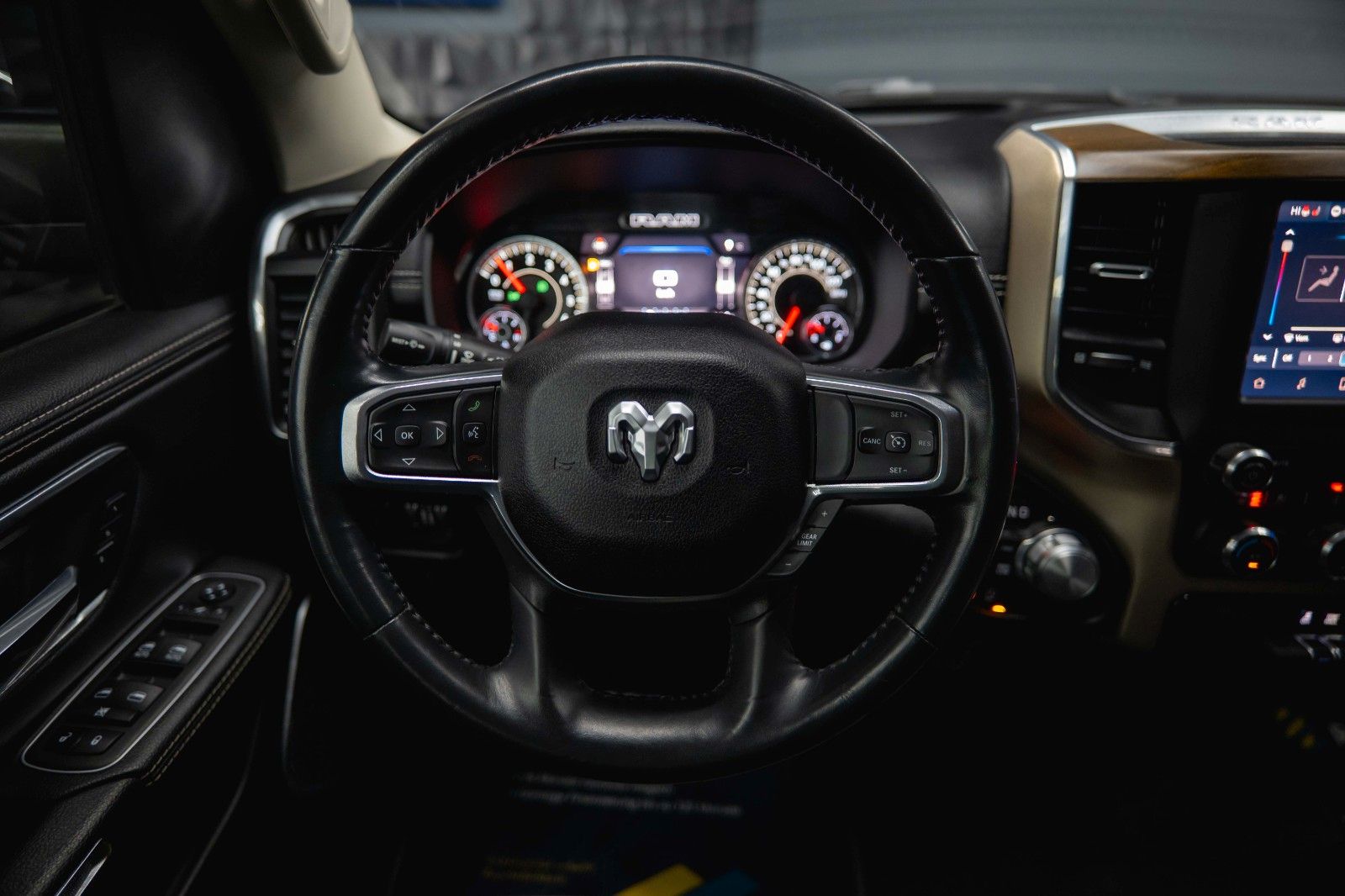 Fahrzeugabbildung Dodge RAM 5.7 V8 HEMI 4x4 LARAMIE Offroad Night LED