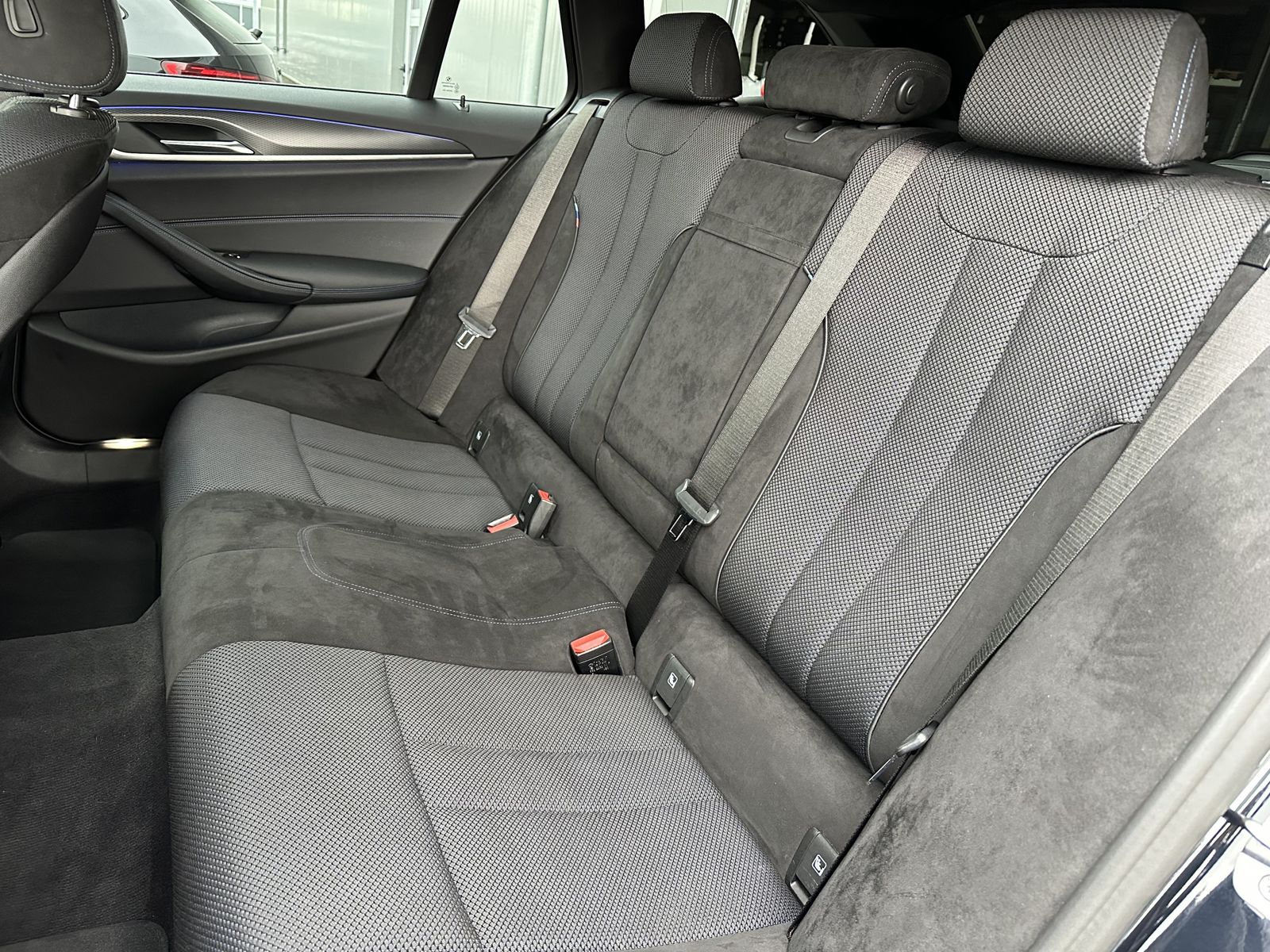 Fahrzeugabbildung BMW 520d Touring M-Sport NAV+LED+HIFI+KAMERA+18ZO+PP