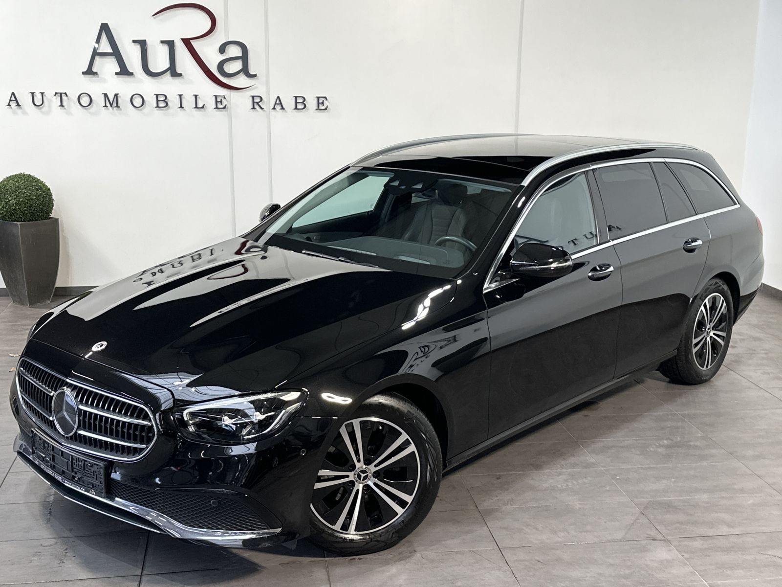 Fahrzeugabbildung Mercedes-Benz E 220d T Avantgarde NAV+LED+AHK+PANO+WIDESCREEN