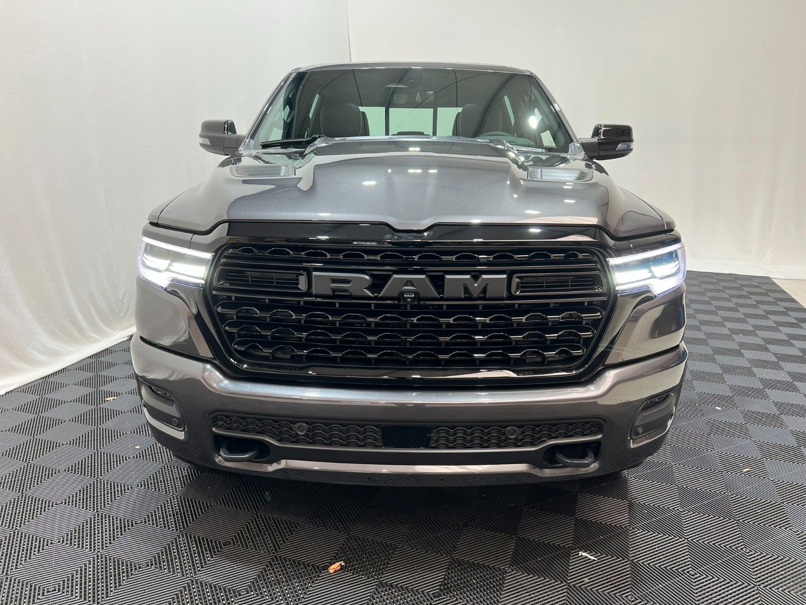 Fahrzeugabbildung Dodge RAM 1500 Limited Night  5,7L V8 HEMI / MFT