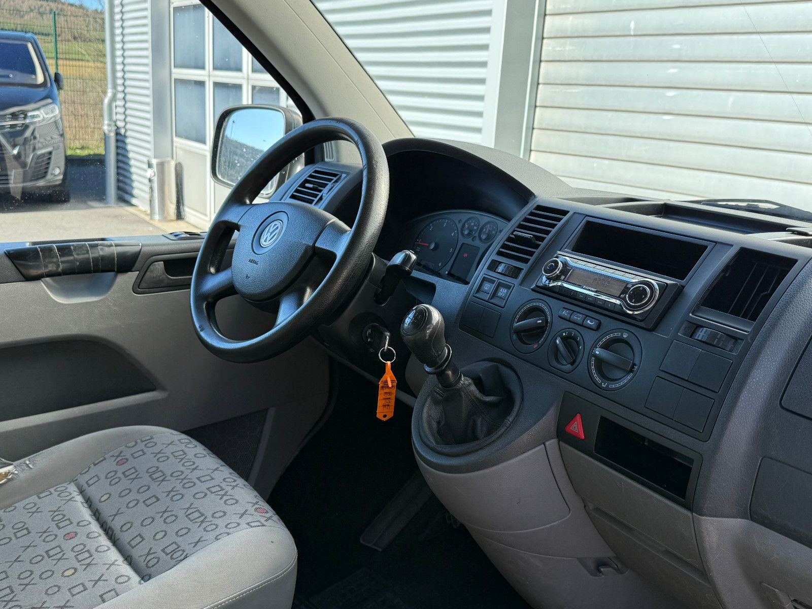 Fahrzeugabbildung Volkswagen T5 Caravelle Trendline 1.9 Tdi 9-Sitzer Klima