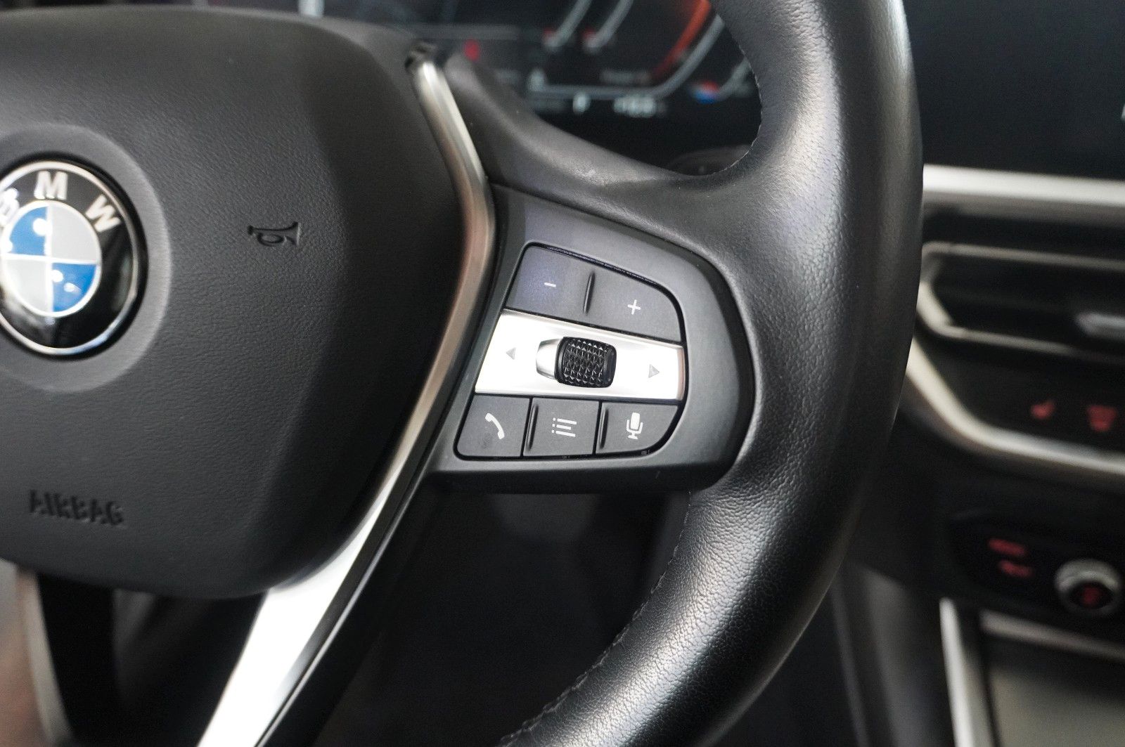 Fahrzeugabbildung BMW 330D TOURING X-DRIVE NAVI/LED/KAMERA/VIRT./SPORT