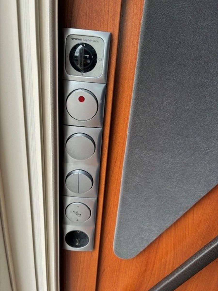 Fahrzeugabbildung Frankia Luxury Class 7900 Solar,SAT,Hubstützen,Dachklima