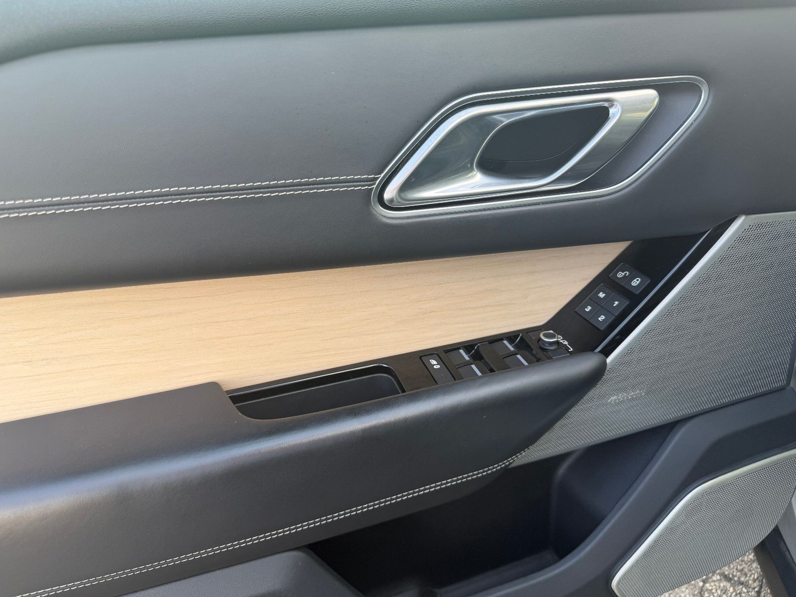 Fahrzeugabbildung Land Rover Range Rover Velar SE/PANO/KAMERA/MERIDIAN/MASSAG