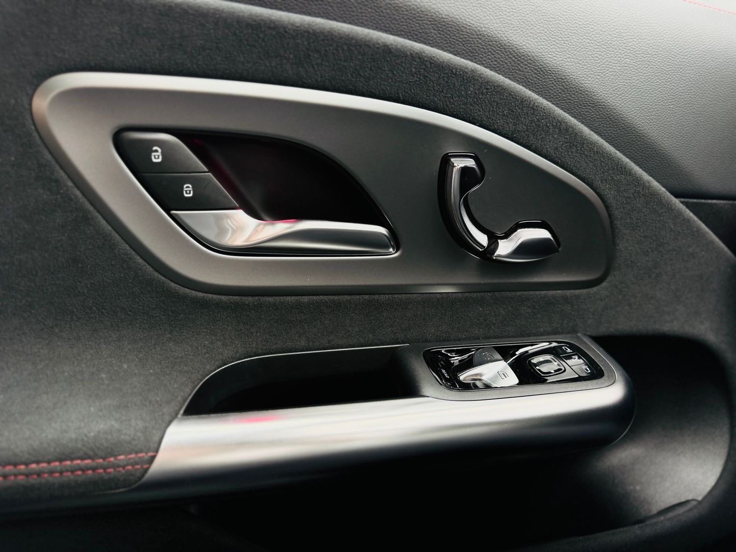 Fahrzeugabbildung Mercedes-Benz CLA 250 + EQ, AMG Plus, Premium Paket, Night Pak