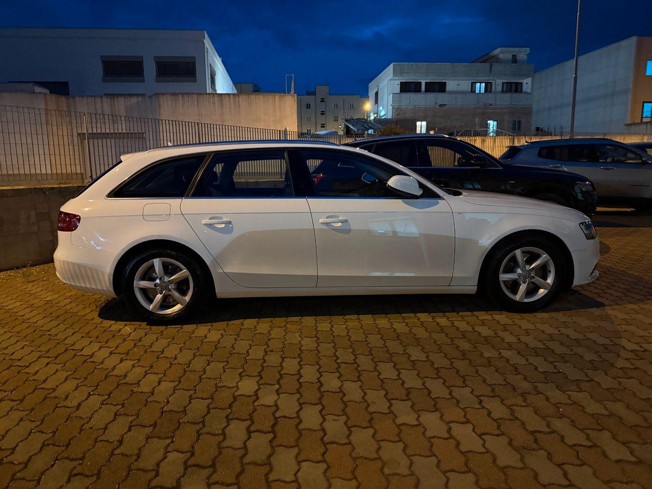 Audi A4 2014 — вигляд ззаду